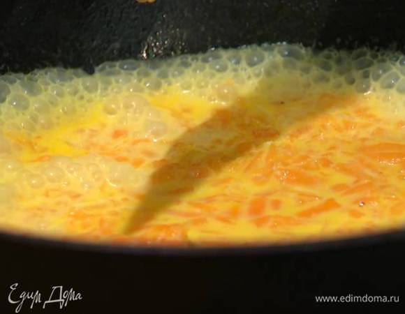 Когда тыква будет готова, влить в сковороду 50 мл молока, перемешать и еще немного все прогреть.
