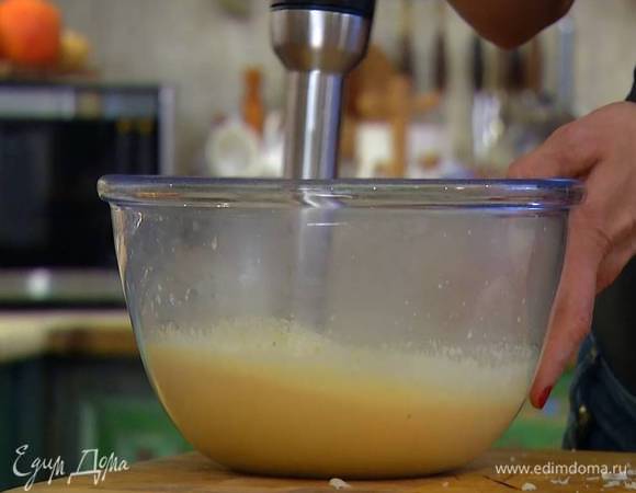 Измельчить тыкву погружным блендером. Не прекращая взбивать, влить оставшееся молоко и взбить все в однородное пюре.