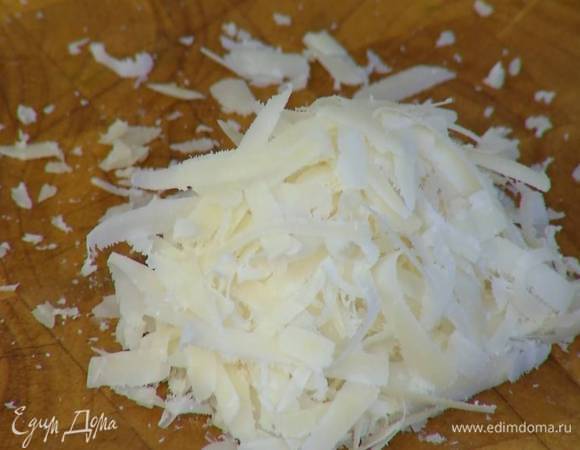 Сыр натереть на крупной терке.