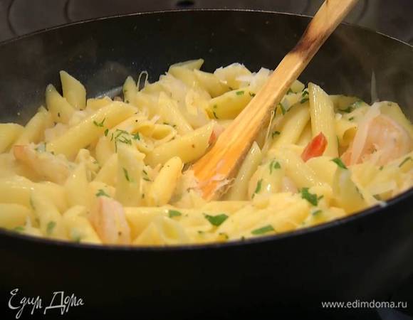 Снять сковороду с пастой с огня, посыпать сыром и петрушкой и все перемешать.