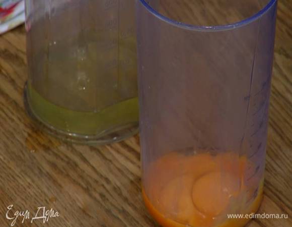 Желтки отделить от белков.