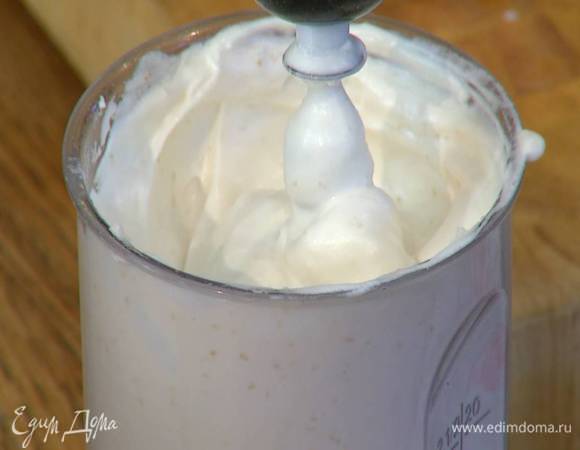 Белки посолить и взбить блендером с насадкой-венчиком в пышную массу. Продолжая взбивать, небольшими порциями всыпать половину сахара.