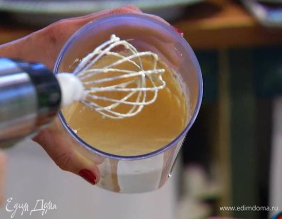 Желтки вместе с оставшимся сахаром взбить блендером с насадкой-венчиком, так чтобы масса посветлела и увеличилась в объеме.