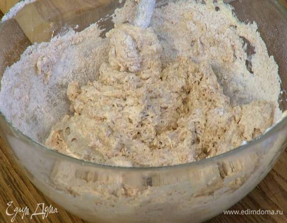 Во взбитые белки добавить измельченный инжир, перемешать лопаткой, затем влить взбитые желтки и еще раз все перемешать.