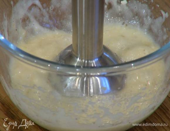 Банан почистить и измельчить погружным блендером в пюре.