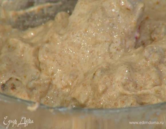 Приготовить тесто: муку соединить с разрыхлителем, содой и солью, просеять через сито, всыпать в яичную массу и вымешать все лопаткой, затем добавить банановое пюре и еще раз перемешать.