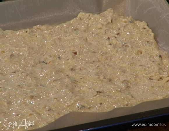 Противень выстелить силиконовым листом и выложить тесто слоем в 3–5 мм толщиной.