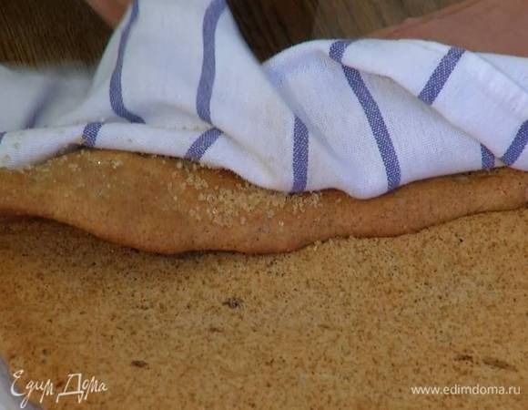 Полотенце присыпать 1 ч. ложкой сахара, выложить горячий корж и свернуть в рулет, помогая себе полотенцем.