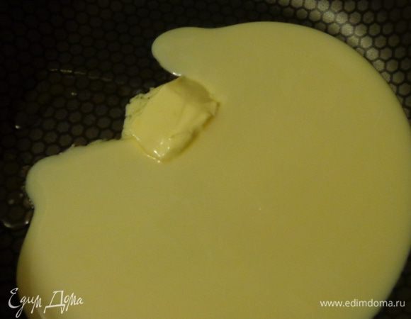 В рецепте предлагалось взять вареную сгущенку, но как представила себе долгий процесс варки... Поэтому поступила гениально: 
в сковородке растопить масло, влить сгущенку и варить на сковородке на маленьком огне, постоянно помешивая, минут 10 до загустения.