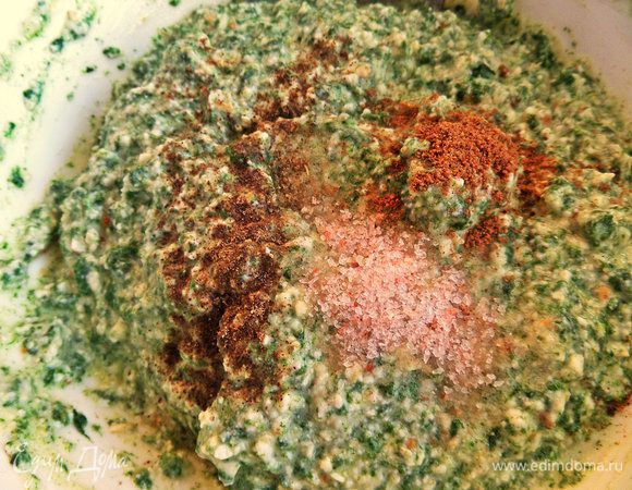 Приправы, какие любите. Тщательно перемешиваем, даём постоять, пока готовим начинку.