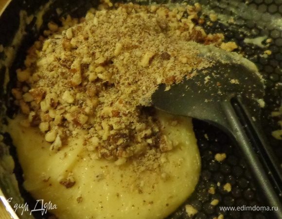 В готовое молоко всыпать орехи, хорошенько перемешать.