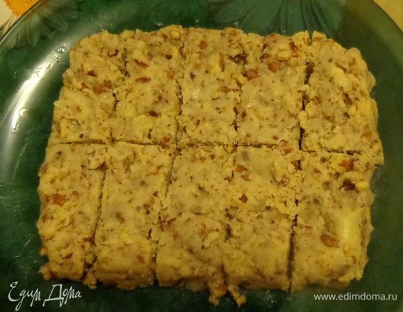 Ореховую массу выложить на тарелку, смазанную маслом, придав прямоугольную форму. Дать массе застыть. Разрезать массу на 10 прямоугольничков.