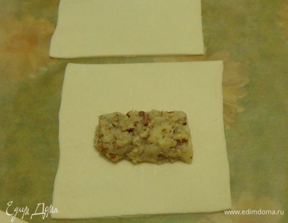 Завернуть в тесто ореховую массу. 