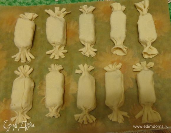 Придать печенью форму конфет.