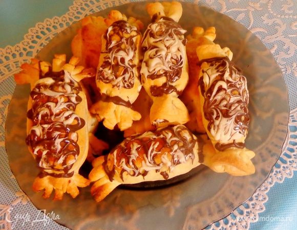 Печь при 180°C до золотистости. Готовое печенье остудить и украсить растопленным шоколадом.