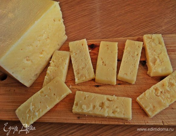 Сыр нарезать на брусочки.