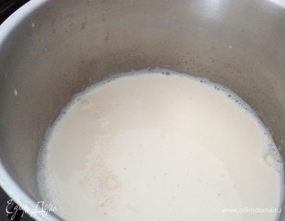 Добавить в молоко и нагревать до тех пор, пока напиток не приобретет розовый цвет и на поверхности должна появиться пленочка.