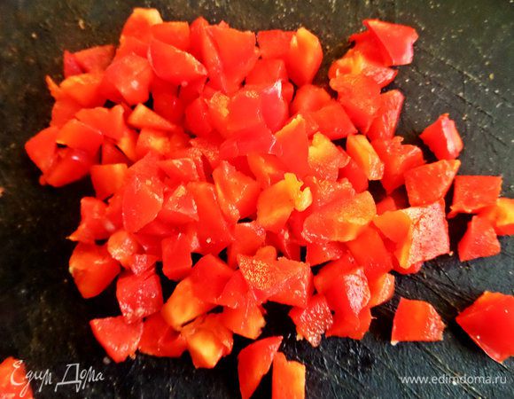 Перец нарезать на кубики.