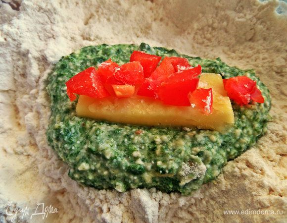 Ложку кубиков положить на сыр.