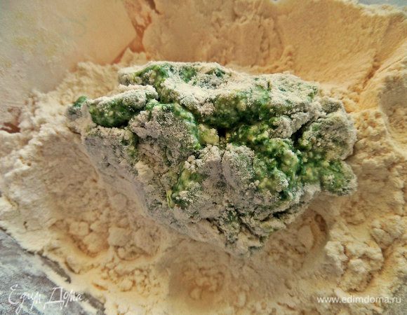 Склеиваем при помощи муки шов и придаём форму котлетки. Сперва это трудно, но потом "пошло как по маслу".