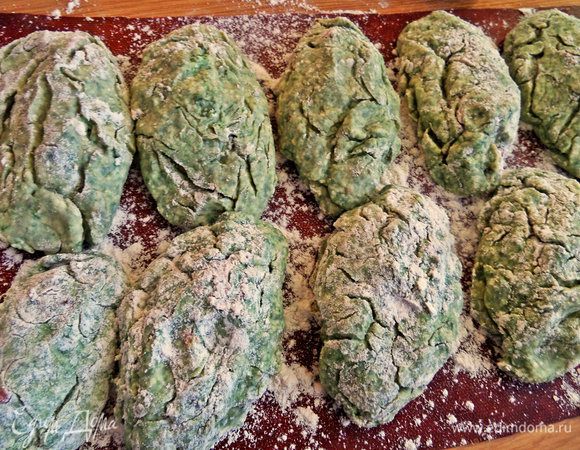 Полуфабрикаты (10 шт.) можно сделать заранее и поставить в холодильник, достать перед варкой, когда вода закипит.