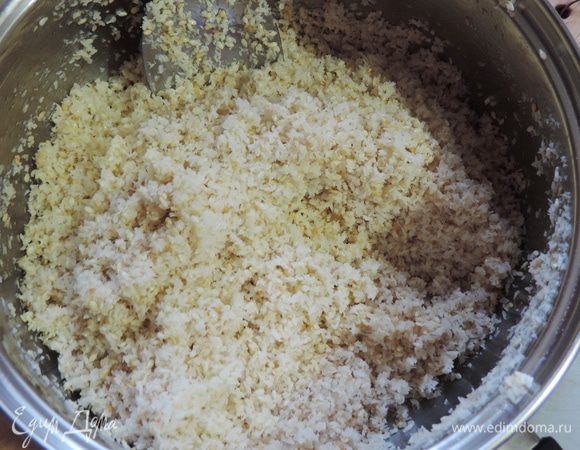 Обжариваем в сотейнике на сливочном масле кунжут, постоянно помешиваем, как только он начнет менять цвет и появится характерный ореховый запах — высыпаем к нему кокосовую стружку. Помешивая, прогреваем все вместе до тех пор, пока кокосовая стружка не начнет становиться золотистой.