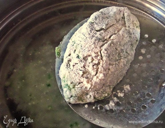 Теперь опускаем по штучке в кипящую воду и помогаем ложкой открепиться от дна. Немного проварим. Я варила по 3 штуки сразу.