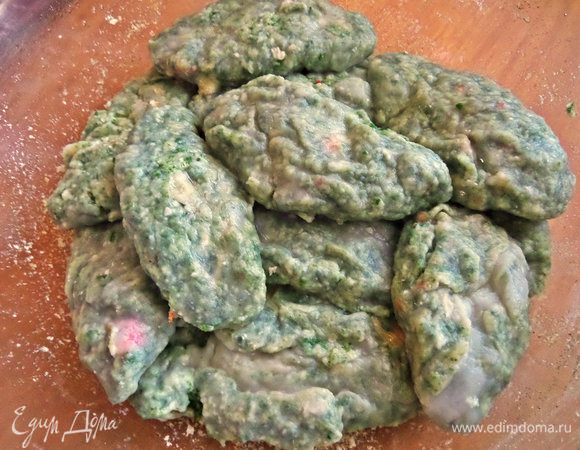 Готовые вынимаем прямо в смазанную и посыпанную сухарями форму, лучше в один ряд, в прямоугольную, но у меня все стеклянные круглые.