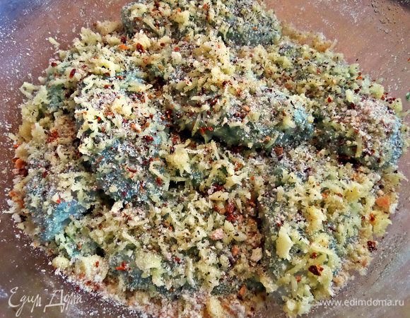 Посыпаем верх тёртым сыром, сухарями и сушёным томатом.