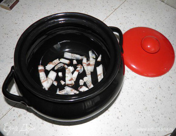 В горшок (утятницу, чугунную сковороду) на дно положить кусочки сала.