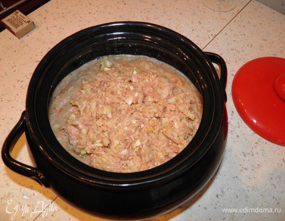 На него влить половину картофельной массы, выложить фарш.