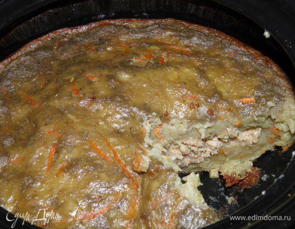 Поставить в духовку, готовить 30–40 минут при температуре в 200°C. Потом снять крышку, готовить еще 10–15 минут до румяной корочки.