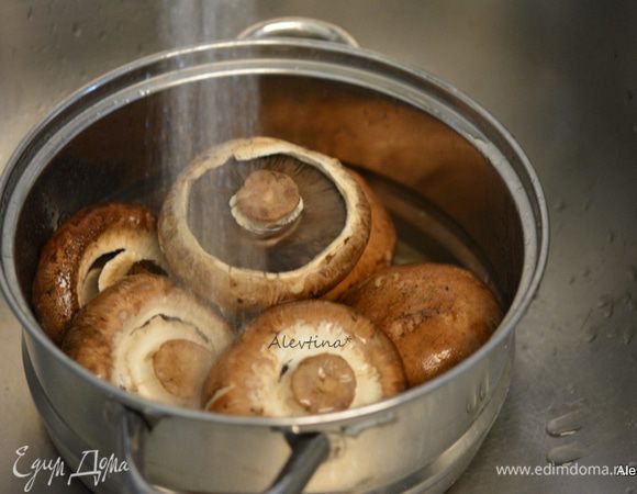 Разогреть духовку до 190°C. 
Грибы шампиньоны среднего размера помыть.