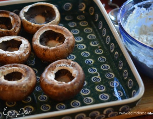 Снять ножки аккуратно, выложить на смазанное блюдо для запекания.