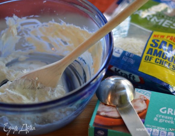 Приготовить начинку. 
Взбить сливочный сыр с перечисленными ингредиентами для начинки кроме крабового мяса очищенного. Зеленый лук /зеленая часть нарезать колечками тонкими. Можно использовать сухой шнит-лук.