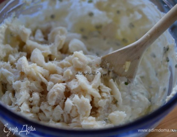 Все перемешать. Добавить готовое крабовое мясо кусочками. Перемешать. Соль и черный перец по вкусу.