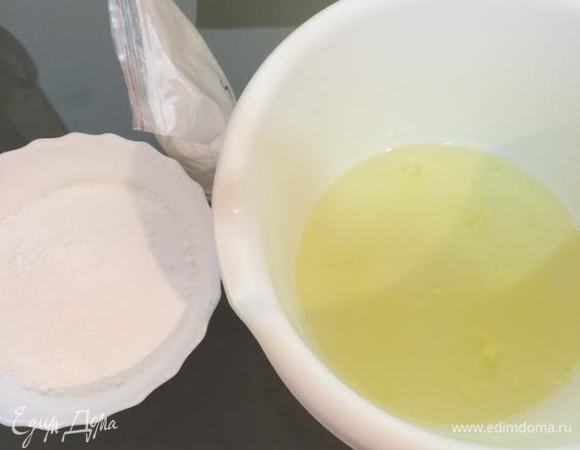 Духовку предварительно разогреть до 120°С.
Белки комнатной температуры взбить 5 минут. Потом поэтапно добавлять сахарную пудру, в конце добавить кукурузный крахмал.