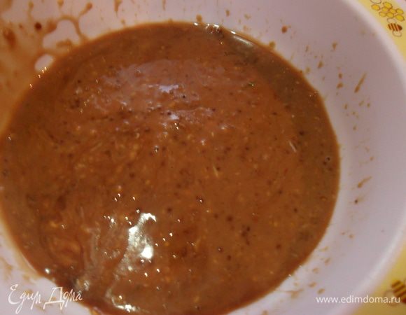 Для маринада смешиваем горчицу, соевый соус и пропущенный через пресс чеснок и хорошо перемешиваем.