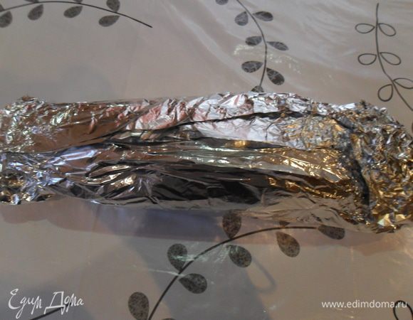 Завернуть рулетом, можно дополнительно обвязать нитью, и плотно завернуть в несколько слоев фольги. Отправить в холодильник на ночь.