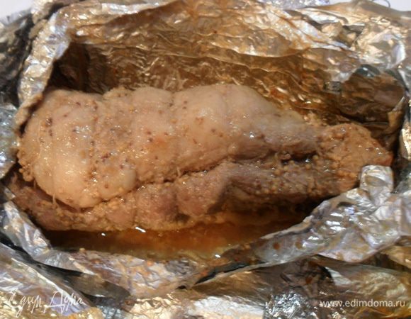 Утром отправляем в разогретую до 180°C духовку на 1,5 часа, а затем при желании можно, разрезав фольгу, отправить на 10-15 минут под гриль.