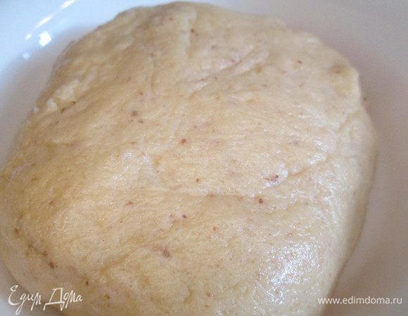 Измельчаем орехи в блендере.
Масло с сахаром, солью, яйцом взбиваем до побеления  миксером (минут 5). Добавляем цедру, корицу, измельченный в кофемолке фундук, муку. Замешиваем тесто и убираем в холодильник на 30 минут.