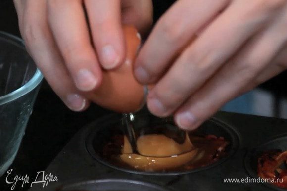 Влить яйцо и убрать ещё на 10 минут.