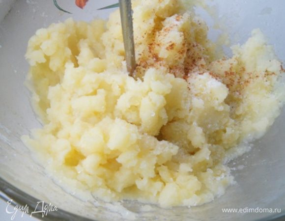 Отварной картофель очистить и размять, пока он еще горячий. У меня было 4 средних картофелины. Сливочное масло растопить, влить в картофель. Добавить яйцо, посолить, приправить мускатом и перемешать.