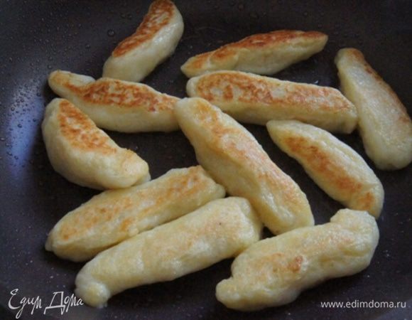 Затем обжарить на растительном масле до румяной корочки. Я это делала на новой сковородочке. Хвалюсь, прислали мне за авторство месяца :)