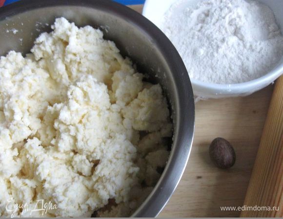 Смешать пармезан и рикотту, натереть на мелкой терке щепотку мускатного ореха. Добавить его к смеси, посолить, перемешать. Накрыть кастрюльку с начинкой крышкой, убрать в холодильник.