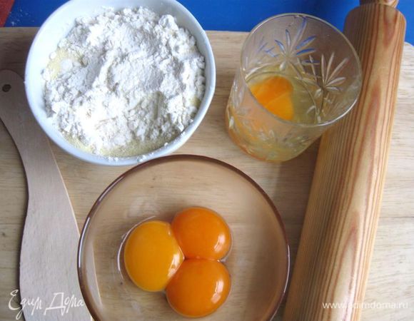 Приготовить все необходимое для приготовления теста. Смешать два вида муки, соль на деревянной поверхности (стол, доска). 
