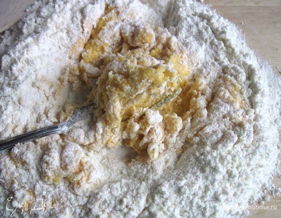 Постепенно расширять зону перемешивания. Через некоторое время следует воспользоваться скребком, чтобы собрать муку ближе к центру.