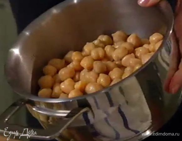 Нут замочить на ночь, затем воду слить и отварить горох согласно инструкции на упаковке без добавления соли.
