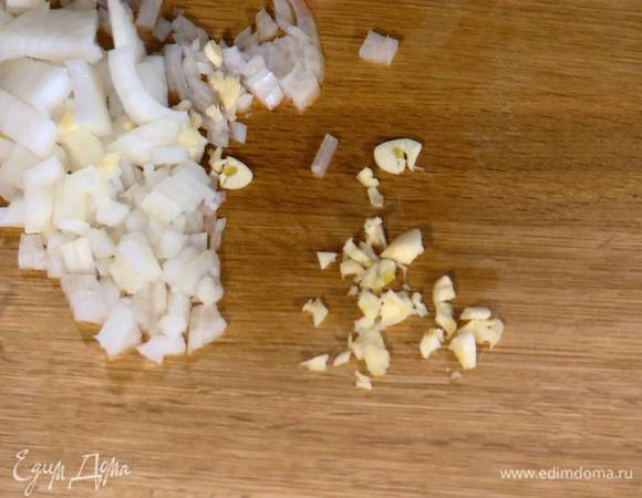 Лук и чеснок почистить и мелко порубить.