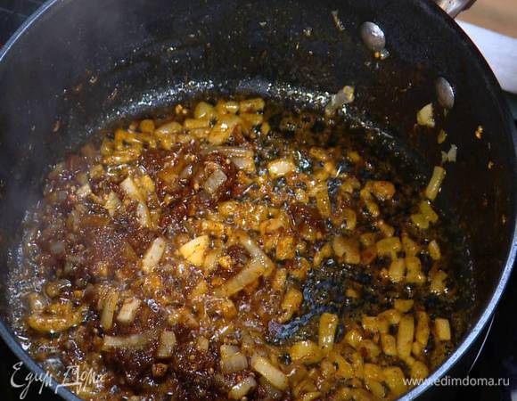 Тмин, кориандр, куркуму, карри и аджику добавить в сковороду, все перемешать.